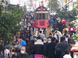 Kısıtlamasız cumartesi gününde insanlar sahillere ve meydanlara akın etti
