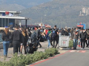 İzmir’de vatandaşlar Kordon’a akın etti, yoğunluk göze çarptı