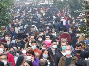 Kısıtlama öncesi İstiklal Caddesi’nde insan seli