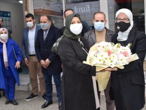 Balıkesir AK Parti’de Uygur’a çiçekli karşılama