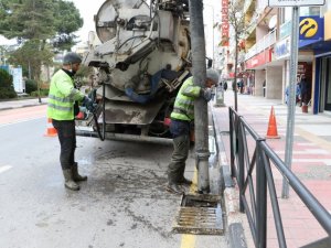 Yağmur suyu ızgaraları temizleniyor