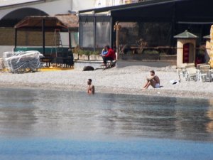 Bodrum’da 3 bin 150 lira cezayı göze alıp denize girdiler, balık tuttular