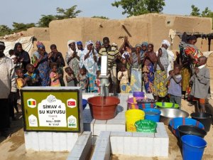 Mali’de su kuyusu sevinci