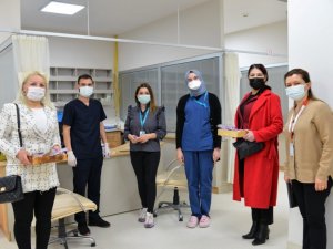 ’Baştacı Kadınlar’dan sağlık çalışanlarına manevi destek