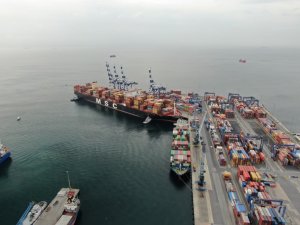 Ambarlı Limanı’nda iskeleye çarpan gemi havadan görüntülendi