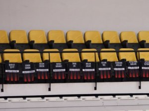 Kadın cinayetiyle hayattan koparılan kadınların isimleri tribünlerde