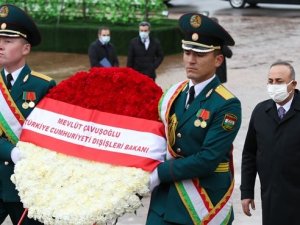 Dışişleri Bakanı Çavuşoğlu, Tacikistan’da İsmail Somoni Anıtına çelenk koydu