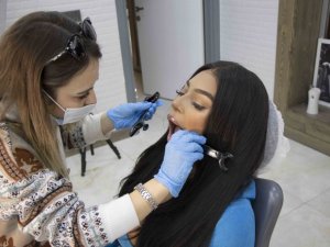 İngiliz güzel, diş bakımı için yaklaşık 4 bin km yol kat etti