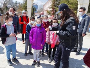 Hisarcık’ta minik öğrencilere kırmızı düdük