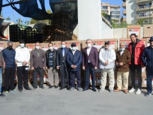Kuşadası’nda yaşayan Kuveytliler, kentteki ihtiyaç sahiplerini sevindirdi