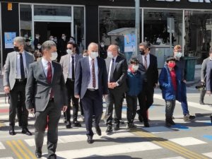 Vali Atik yaya önceliğinin farkındalığı için miniklerle yaya geçidinden karşıya geçti