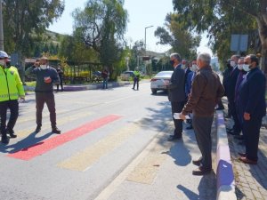 Foça’da yaya geçitlerine ’kırmızı çizgi’ çekildi