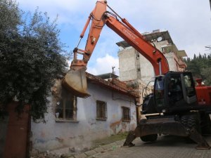 Tehlike saçan metruk bina Efeler Belediyesi tarafından yıkıldı