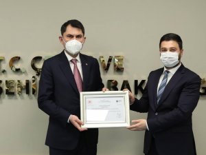 Bakan Kurum, Başkan Öztekin’e Sıfır Atık Belgesi’ni takdim etti