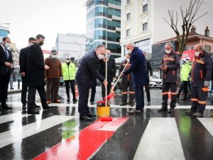 Ümraniye’de yaya geçitlerine ‘kırmızı çizgi’ uygulaması