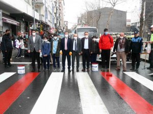 Bağcılar Kaymakamı Eldivan ve Başkan Çağırıcı yaya geçitlerini kırmızıya boyadı