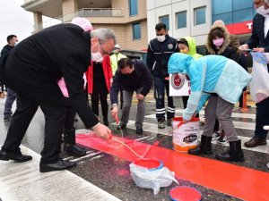 Tuzla’da yaya geçitleri kırmızıya boyandı
