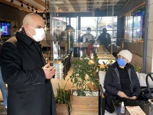 Kafede oturan kadınlarla, denetim yapan kaymakamın diyaloğu renkli görüntüler oluşturdu