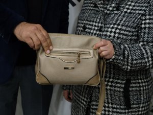 İçi altın dolu çantayı otobüste unuttu büyük panik yaşadı