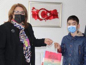 1 yılda 306 kitap okudu, ödülü kaptı