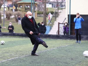 Başkan Altınok’tan minik futbolculara penaltı dersi