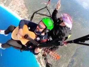 İki bin metrede gitarla uçtu