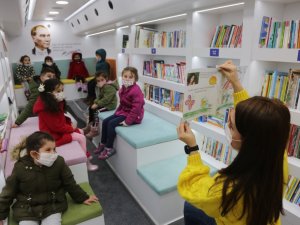 Küçükçekmece Belediyesi ‘Gezici Kütüphane’ ile vatandaşları kitapla buluşturuyor
