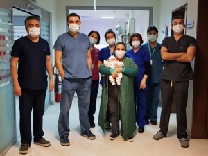 Bir kilo olarak dünyaya geldi, sağlığına kavuştu, taburcu oldu