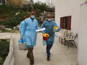 El Halil’de sağlık ekipleri ev ev dolaşıp yaşlılara aşı yapıyor