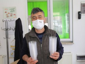 Esnaflara kristal pet bardak dağıtımı gerçekleştirildi