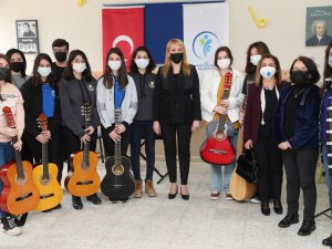 Enstrüman hediye edilen çocuklardan mini konser