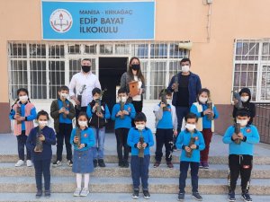Kırkağaç’ta öğrenciler küresel ısınmaya karşı ağaç diktiler