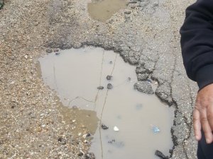 Bozuk yollar esnafları çileden çıkardı