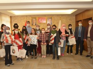 Başkan Akçadurak, dereceye giren öğrencilerle bir araya geldi