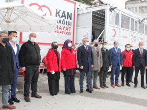 Tosya’da eğitimcilerden Kızılay’a destek