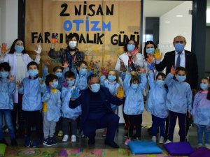 Otizm farkındalığının farkına vardılar