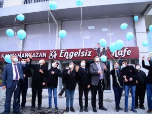 Mavi balonlar farkındalık için havalandı