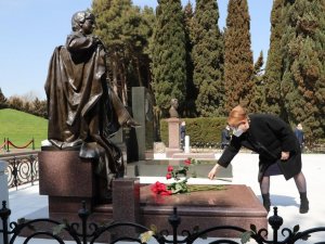 Ticaret Bakanı Pekcan, Azerbaycan-Türk şehitliklerini ziyaret etti