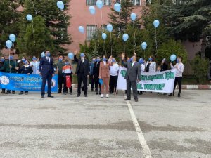 Otizmli öğrenciler havaya mavi balon bırakarak dikkat çekti
