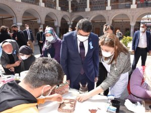 Otizmli bireyler ahşap boyama etkinliğinde buluştu