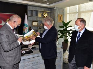 Rus sanatçıdan Başkan Ergün’e imzalı kitap