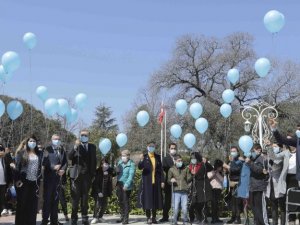 Mavi balonlarla otizme dikkat çektiler