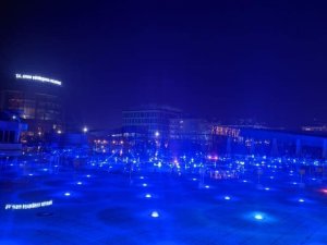 Aydın kent meydanında ’mavi’ ışıkla otizme dikkat çekildi