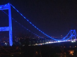 Fatih Sultan Mehmet Köprüsü "Dünya Otizm Farkındalık" gününde maviye büründü