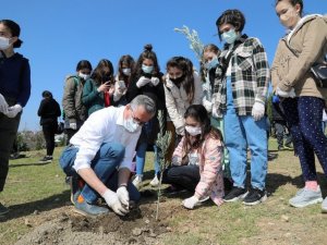 Gaziemirli çocuklar, 200 zeytini toprakla buluşturdu
