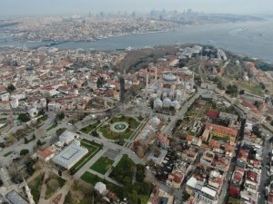 Kısıtlamalı cumartesi gününde tarihi meydanlar boş kaldı