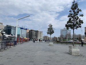 Turistlerin kafe önünde sipariş kuyruğu