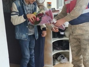 Jandarma, otizmli gençleri unutmadı