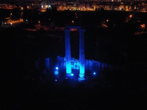 Apollon Tapınağı’nda otizm farkındalığına ’mavi’ destek
