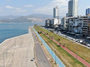Kırmızıya dönen İzmir’de cumartesi günü yine sokaklar boşaldı